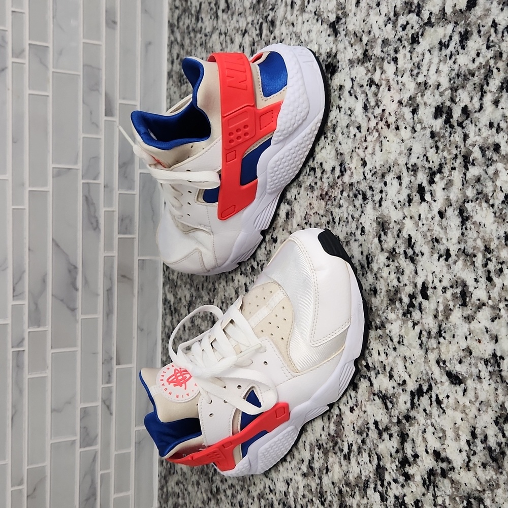 Nike Men's White Blue Red Athletic Shoes